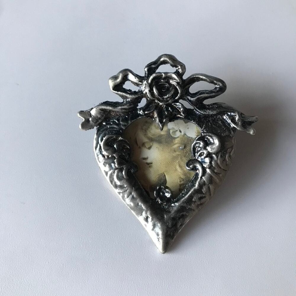 Victorian style heart pewter tone photo / portrait holder pin - Picture 2 of 9